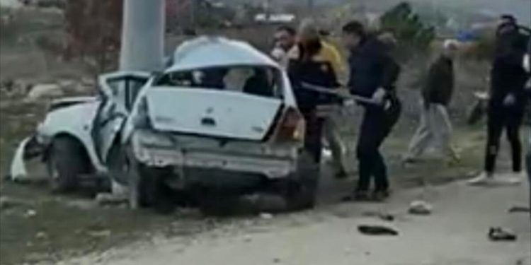 Afyonkarahisar’da ehliyetsiz şoförün kullandığı araba direğe çarptı: 2 meyyit