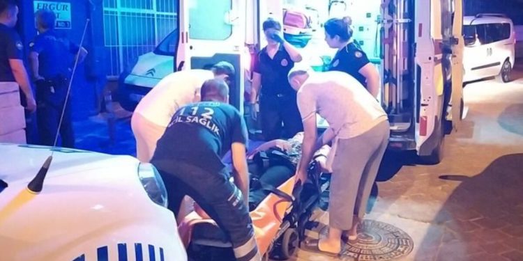 Denizli’de bir kişi genç silahını temizlerken annesini vurdu