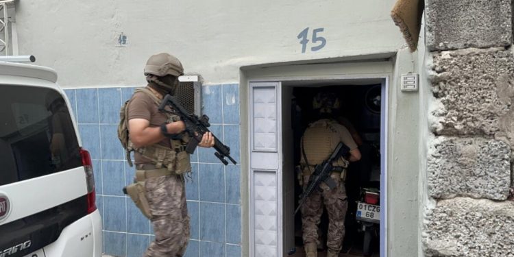 Mersin’de şafak operasyonu: 37 uyuşturucu taciri gözaltında