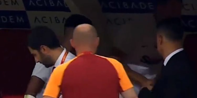 Oyundan çıkan Leo Dubois sinirlendi!