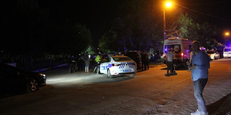 Kilis’te ihbara giden polise kaynar su atıldı: 2’si polis 4 yaralı