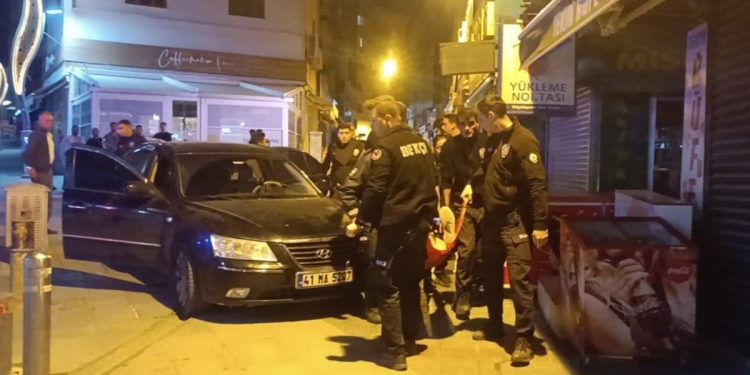 Kocaeli’de bıçaklanan 3 kişi yaralı halde arabaya binip kaçtı