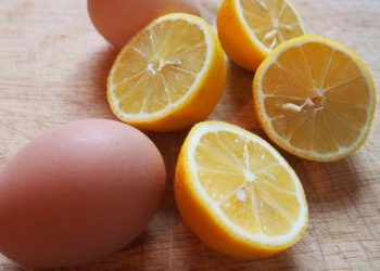 Organlardaki zehri bitiriyor! Yumurtayı limon suyuna atın, tesirine bakın…